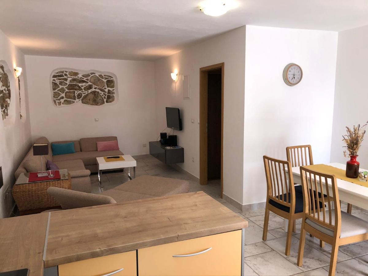 Apartments Trlika Kampor Luaran gambar
